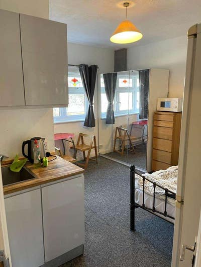 Single and En-suite rooms available in Ilford, IG2 Main Photo