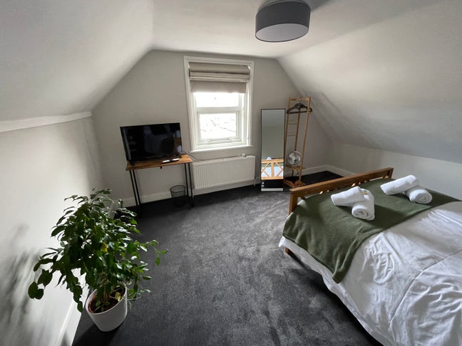 Double room to rent in newly renovated apartment  Main Photo