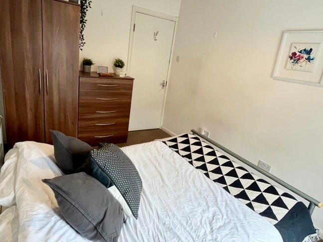 Quiet Pro Share with Rare Off-Street Parking 🤫🅿️ Main Photo