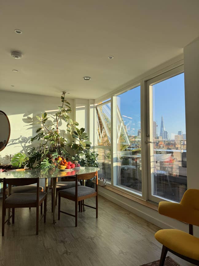 BIG double bedroom in a new built flat (E&C) Main Photo