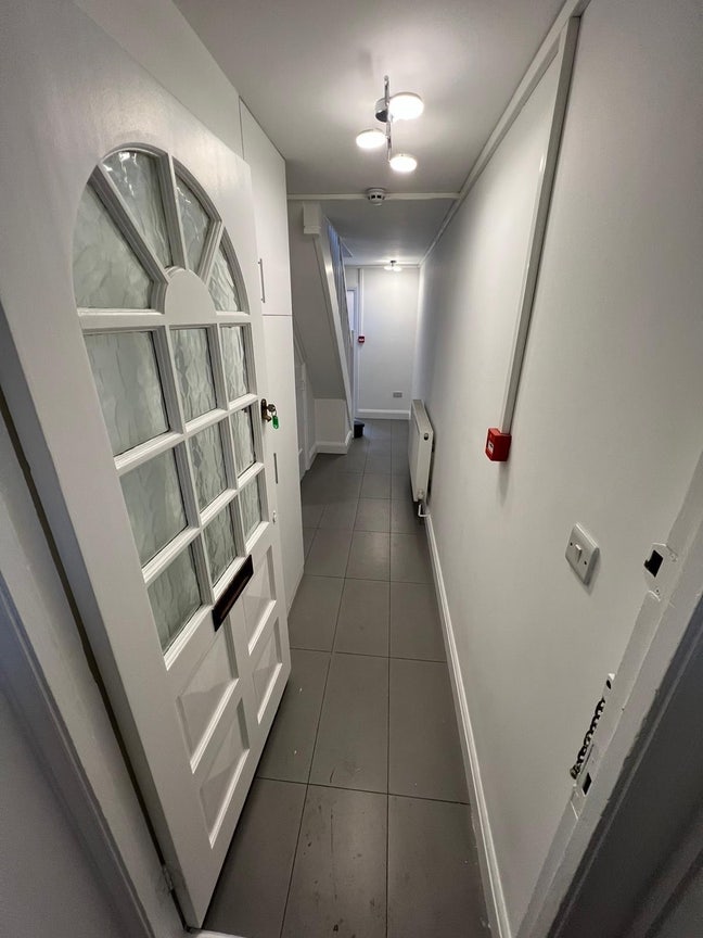 Refurbished 5 Bedroom House - 3 Ensuite Rooms  Main Photo