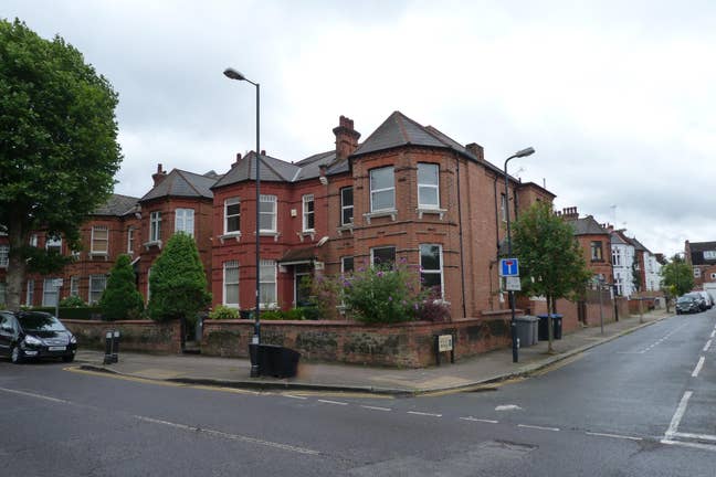 Refurbished 3-Bedroom Flat – Whole Property Only  Main Photo