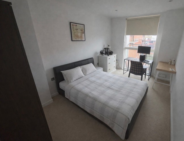 Spacious double in riverside flat Main Photo