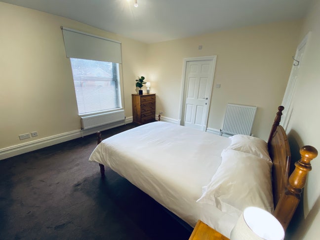 Large DoubleEn/suited Room - Prof h/s Main Photo