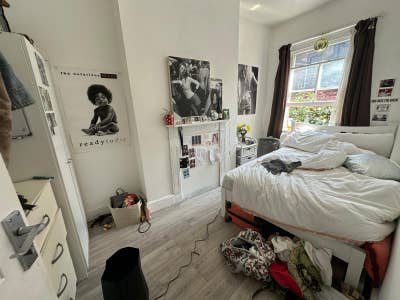 Double Room - Whitechapel - Late February Main Photo