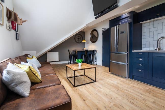 A furnished room is available in shared apartment Main Photo