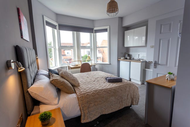 En-suite room close to Center and College Main Photo