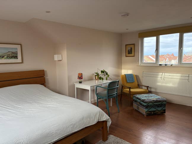 Large light room with en suite in Bristol BS4 Main Photo