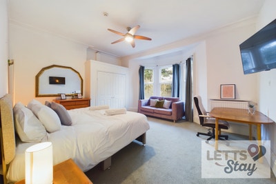 Great Location - Spacious Room in York Main Photo