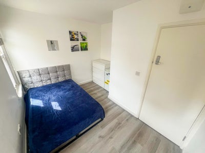 En-suite Room Available in Hendon close to MDX Main Photo