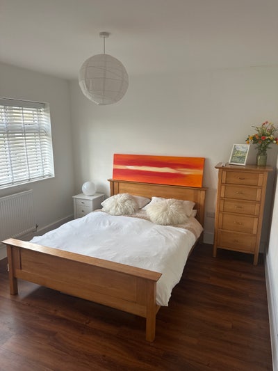 Lovely double bedroom with ensuite in modern house Main Photo