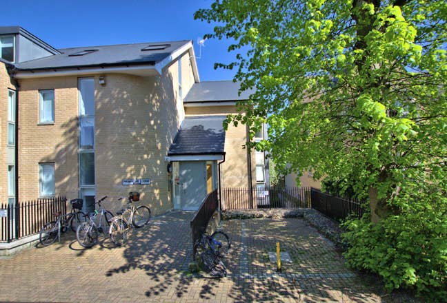 A smart, studio flat in a purpose built block. Main Photo