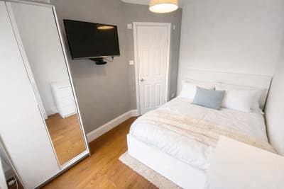 Elegant Ensuite Room - Town Centre! Main Photo