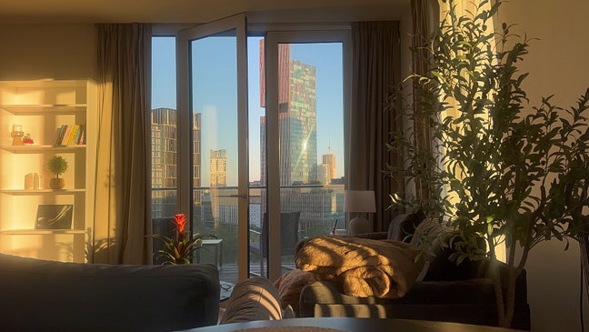 Bright Double Room SW Corner Unit, Skyline Views  Main Photo