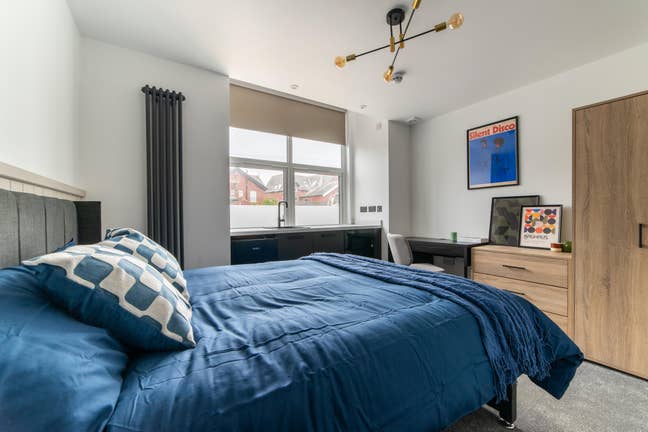 🥑 Sleek Double Room with Ensuite Main Photo