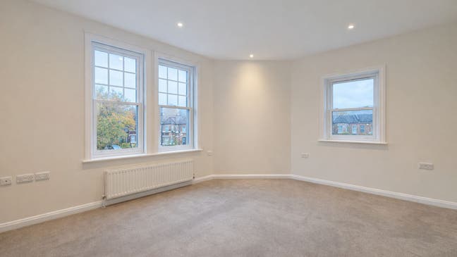 Spacious Unfurnished 2 Bed Flat in Plumstead SE18  Main Photo