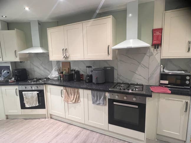 Spacious En-suite Double room bills included Main Photo