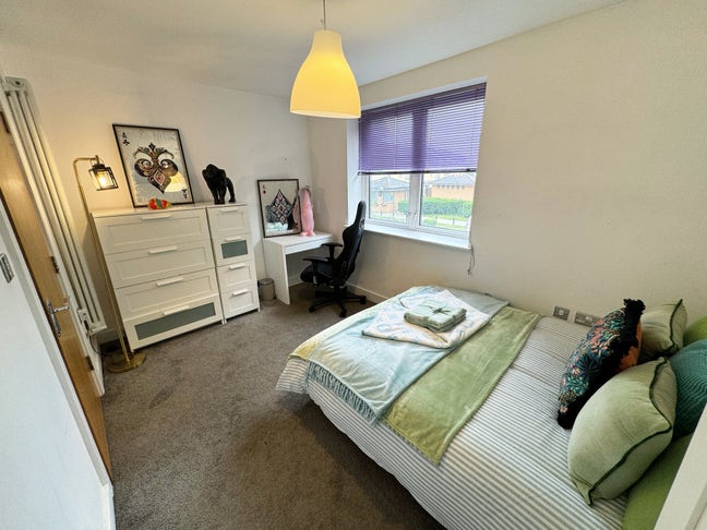 Bright Double Room in Riverside Development  Main Photo