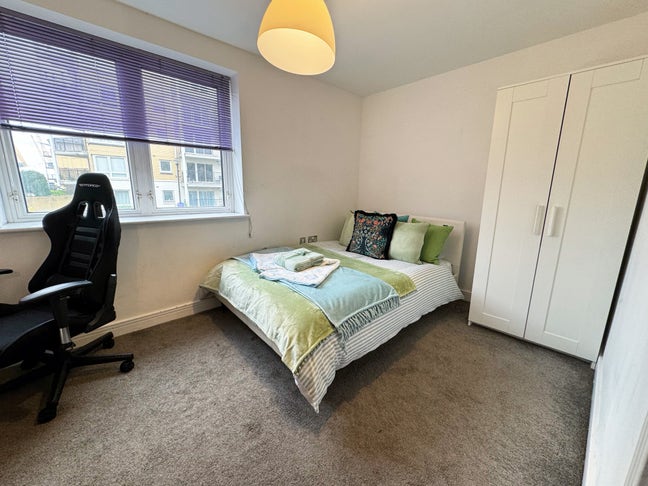 Bright Double Room in Riverside Development  Main Photo