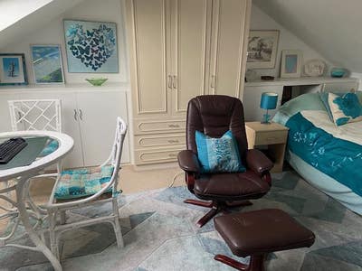 Newly painted double room very light & park views Main Photo