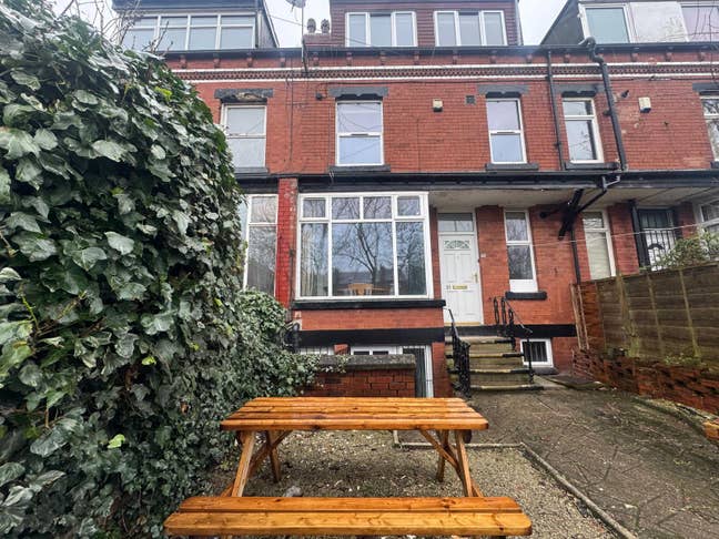 4 Bed House Perfect for a Group of Friends LS4! Main Photo