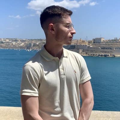 I am a male aged 28 full time software engine... Main Photo