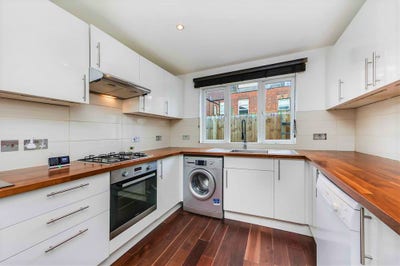 Comfortable 2 Double Rooms in Modern Flatshare! Main Photo