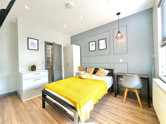  En-suite room in NN1 Main Photo