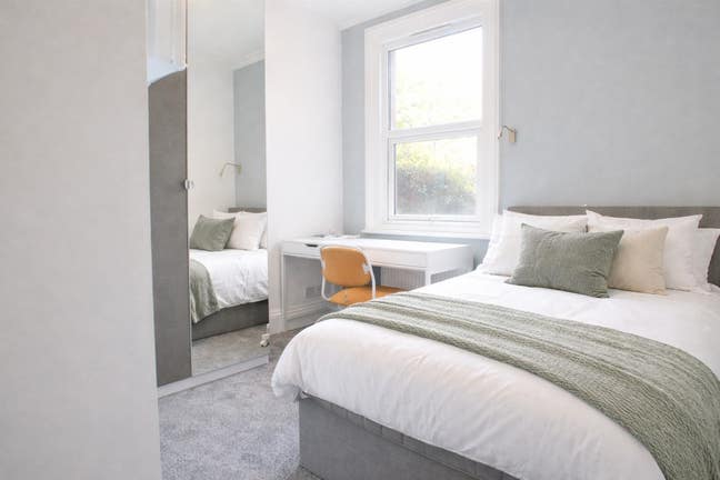 Central Location - En-Suite Room  Main Photo