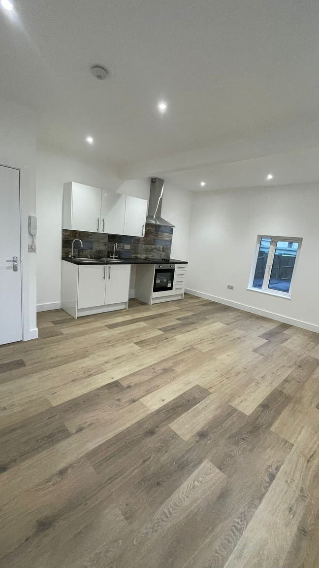 Newly Refurbished Studio Flat, BH1 Main Photo