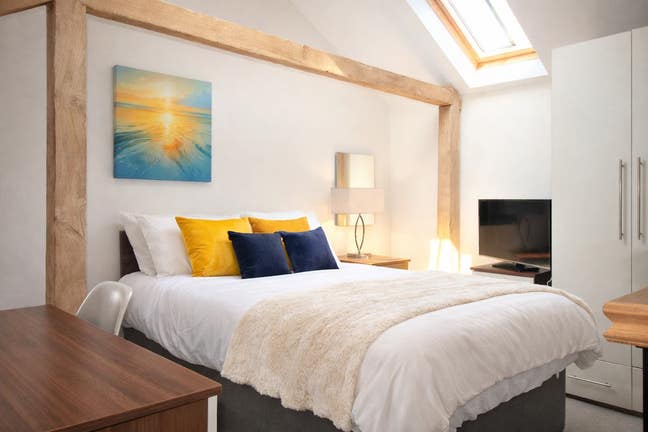 Elegant Bedroom, Close to Town Centre! Main Photo