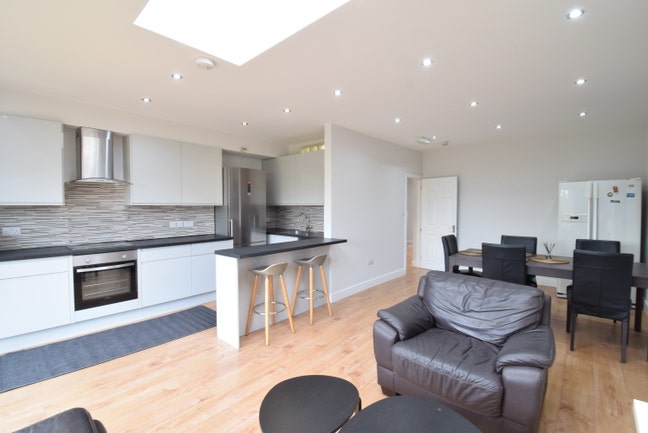 Modern Double Room – Close to Central Line !  Main Photo