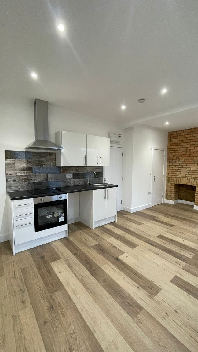 Newly Refurbished 2-bed Flat, BH1 Main Photo