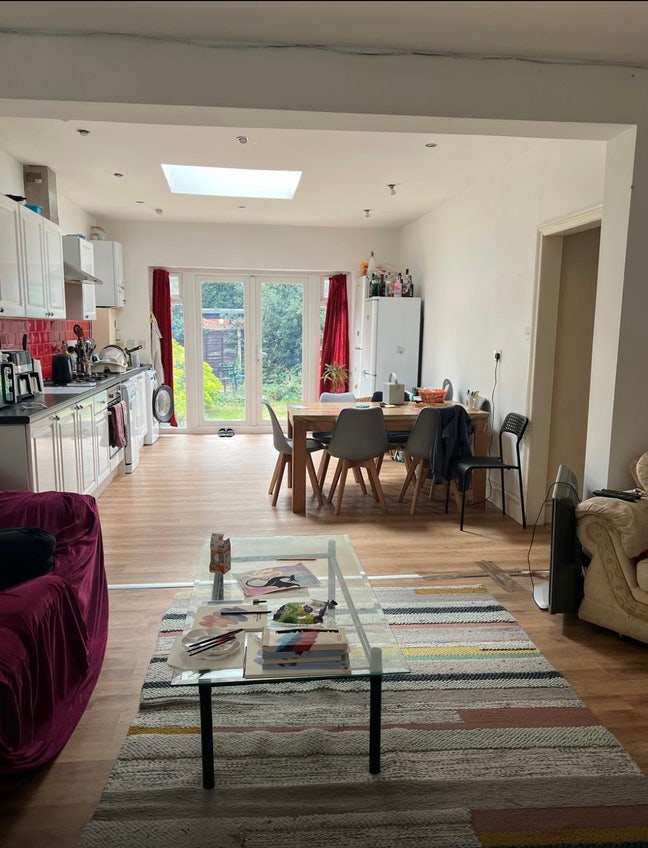 Double Room in spacious 4 bed house in Acton Town Main Photo