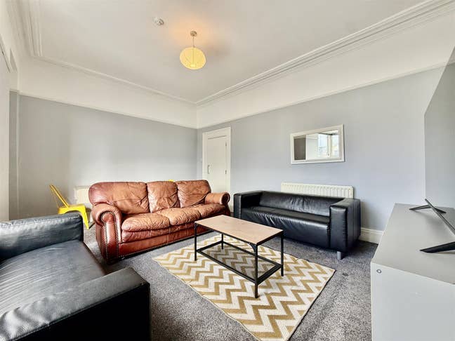 1 double bed room in a 6 bed house Main Photo