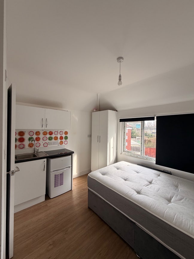 Studio Flat with En Suite Bathroom & Kitchenette Main Photo