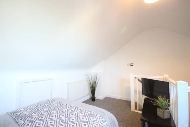 Double en suite near Council offices & Heineken Main Photo