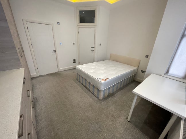 Huge Ensuite Room 20 Min from the Center Main Photo