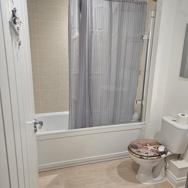 Bright Double Room in Modern House  Main Photo