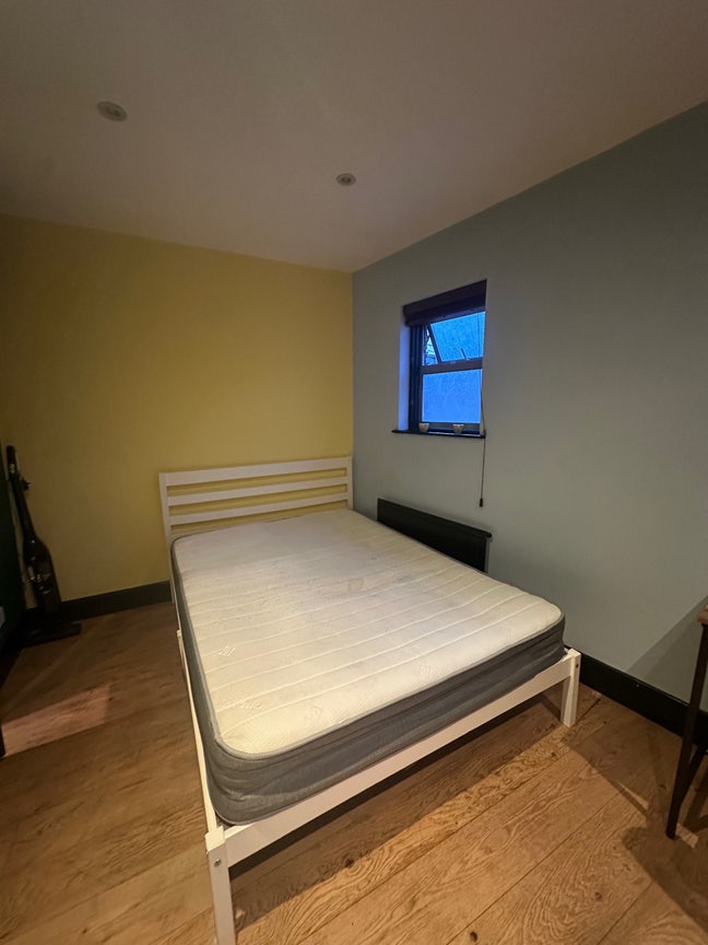 Double Room available near Queen’s Park Station Main Photo