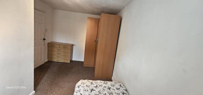 Room in Quiet Shared House - Great Location  Main Photo