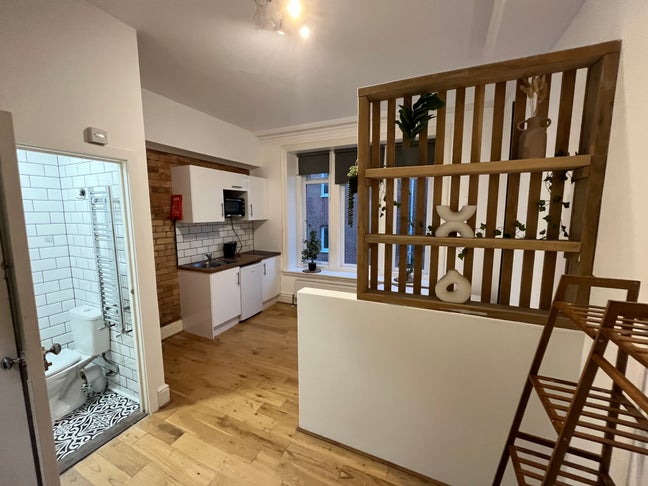 Ensuite Studios w/ Kitchenette All Bills Included Main Photo