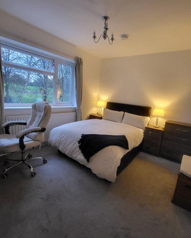 Large private double bedroom, En-suite, bills incl Main Photo