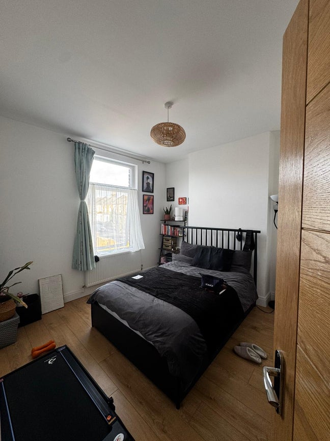 Spacious double with walk in wardrobe space in SEB Main Photo