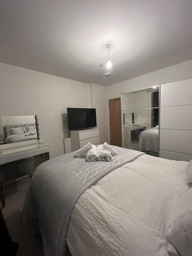 Bright Double Room in East London Main Photo
