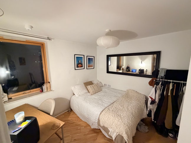 1 Double Bedroom & Bathroom  Main Photo