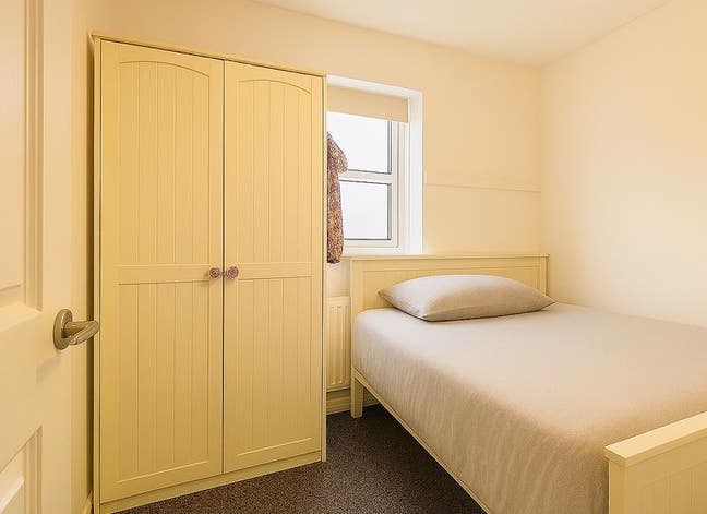 Small single room in clean house Main Photo