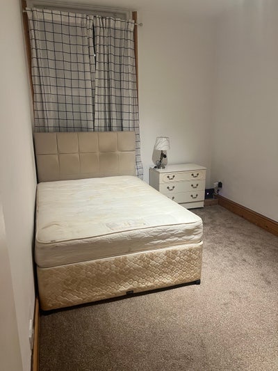 Double room available in B27 Main Photo