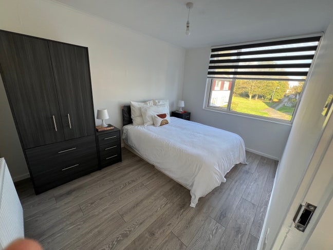 Spacious and bright  Double Bedroom  Main Photo