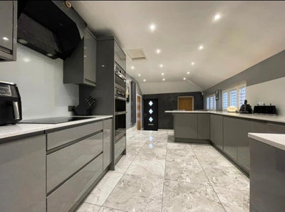 Large furnished double room with en-suite Main Photo